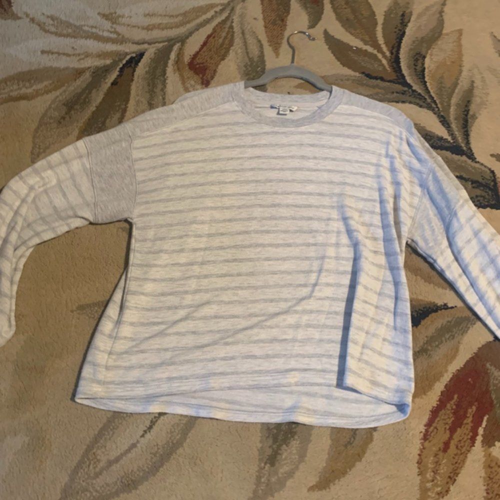 american eagle crewneck sweater small